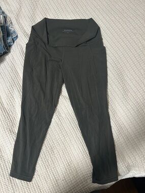Athleta green salutation stash pocket 7/8 Leggings